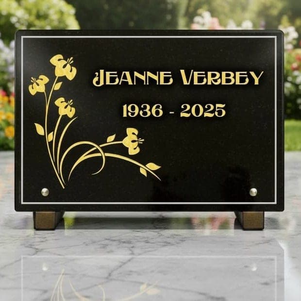 Autocollant QR code apposé dans l'angle d'une plaque funéraire en granit noir